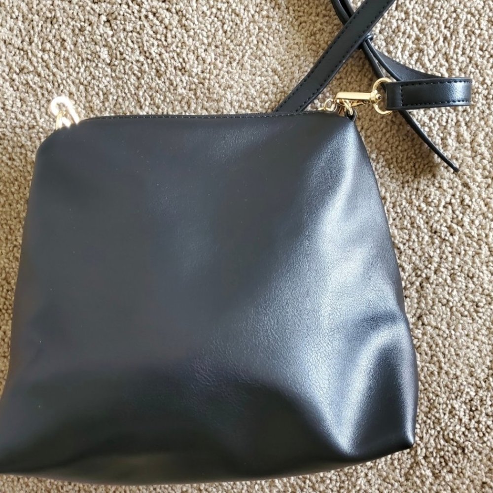 Women' s casual hanging bag medium size with zipper and a pocket inside.